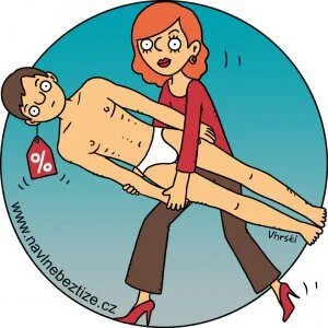 Vedlejší účinky. Žena nese pod paží figurínu muže v trenkách a cenovkou visící z ucha. Ilustrace.