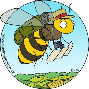 Jak mi uletěly včely. Včela letící krajinou s batohem, slamákem a mapou v ruce. Ilustrace.