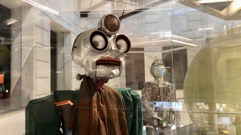 Technické muzeum ve Vídni - děsivě vyhlížející robot. Foto.