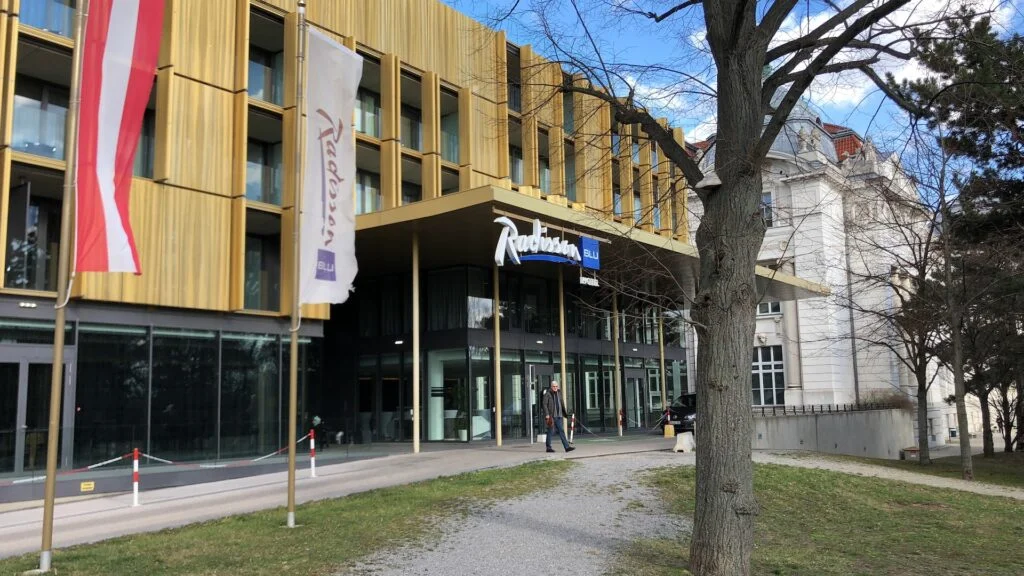 Parkování pod hotelem Radisson ve Vídni. V pozadí technické muzeum.