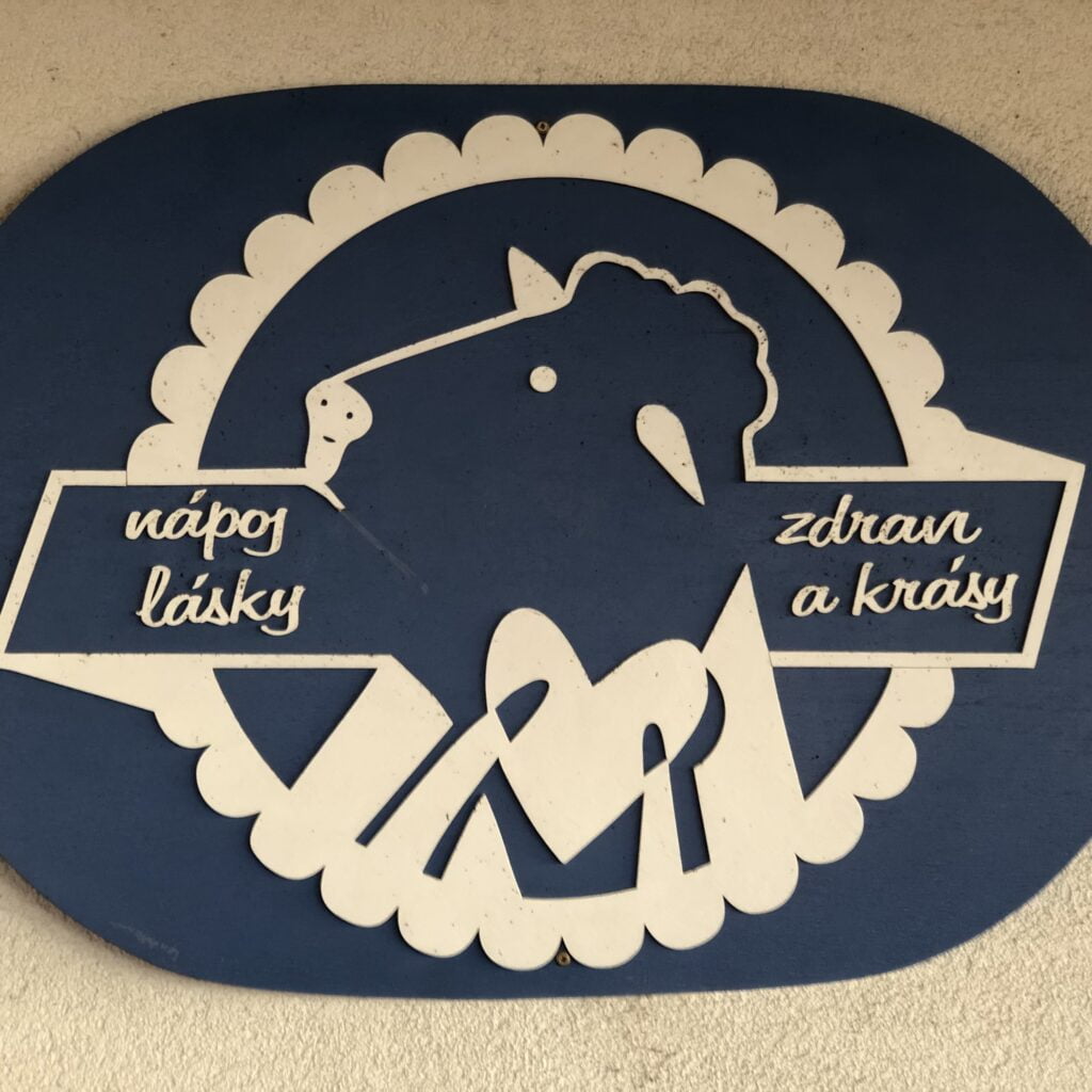 Zlatá farma Štětovice - logo na zdi.