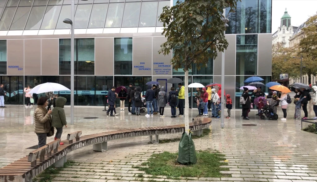 Fronta před vstupem do Haus Des Meeres
